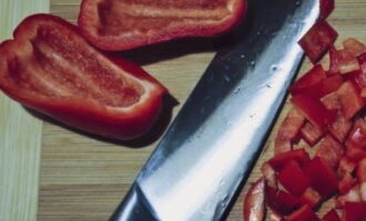 Peel the bell pepper from seeds and cut into small pieces.