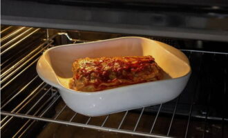 Plaats de carbonade vervolgens in de oven op dezelfde temperatuur en bak 7-8 minuten aan beide kanten goudbruin.