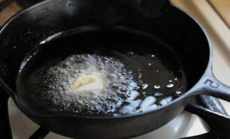 Mushroom sauce is easy to prepare at home. Heat the oil in a deep frying pan. 