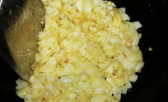 The onion is cut into small cubes, transferred to a frying pan and cooked until the pieces become transparent. You need to salt and pepper the onion immediately. 