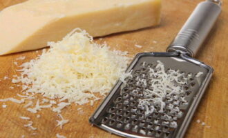 Add grated cheese, stir quickly so that it has time to be evenly distributed in the sauce before it melts, then pour in a spoonful of lemon juice and remove the pan from the stove. The sauce is ready. 