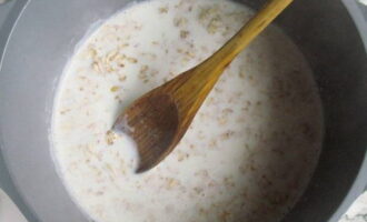 Mix the ingredients and cook the porridge over medium heat.