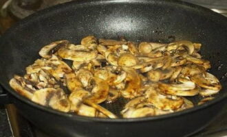 Basuh champignons, potong ke dalam kepingan dan goreng sehingga perang keemasan. Akhir sekali, garam dan perasakan cendawan secukup rasa.