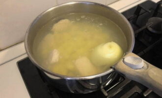 Sbucciare le patate, tagliarle a cubetti e metterle in una casseruola, cuocere per 10 minuti.