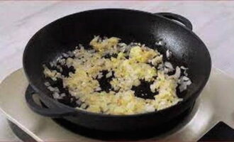 Peel and finely chop the onion, fry it in a separate frying pan until transparent. 