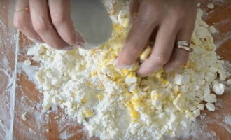 Next, pour cold water and at the same time knead the dough so that it stops sticking to your palms. The texture of the dough should be soft.