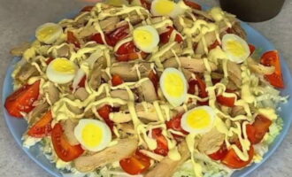 Cut the fried and cooled chicken across the grain into thin strips and place it on top of the tomatoes. Also apply a mesh of dressing onto the meat.