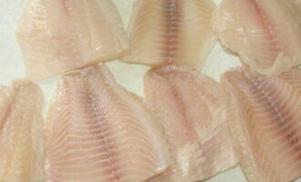 Wash the fish fillet (tilapia in the recipe) with cold water and remove all moisture and small bones with a napkin.