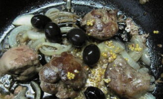 Then salt and pepper the liver fried with onions to your taste, add a handful of black olives and grainy mustard. Mix the liver with seasonings.