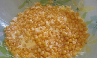 The third layer is canned corn (drain the liquid first).