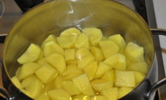 Peel the potatoes and cut into cubes. Place the potatoes in a saucepan, cover with water and cook.