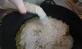 Sprinkle dry rice over the spices.