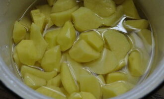 Cut the peeled potatoes into pieces, put them in a saucepan, pour in a small amount of water, add some salt and set to cook on the stove. After boiling, cook for fifteen minutes.