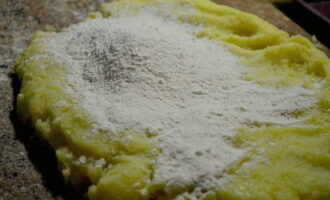 Gradually we begin to introduce wheat flour, until the consistency resembles soft dough (depending on the boiledness of the potatoes, more or less amount may be required). 