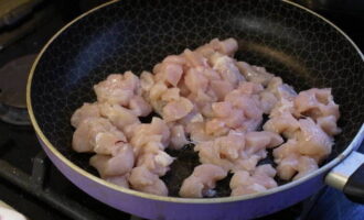 Heat the oil in a frying pan and fry the chicken for about 4 minutes.