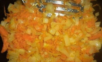 At the same time, peel the onions and carrots, chop and fry in two tablespoons of butter until lightly browned.