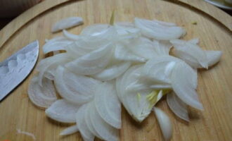 Chop the onion into thin half rings and pour in the marinade (apple cider vinegar + water + a pinch of sugar) for 10 minutes. Then, after 10 minutes, drain the marinade and transfer the onions to a salad bowl.