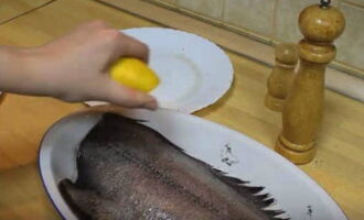 Wash the lemon and cut it in half. We also pour the juice of half a lemon over the carcass on both sides.