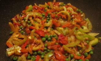 Pour vegetable oil into a heated frying pan, add bell pepper and lightly fry it. Next add the peas and continue frying for 1-2 minutes.