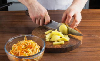 Fry the cut into strips with chopped onion in butter. We cut the potatoes into cubes.