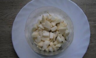 Peel the apple and cut it into small cubes. Place them on top of the nuts. We also coat it with mayonnaise.