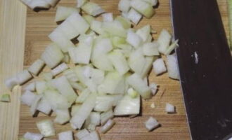 Peel the onions and finely chop them.