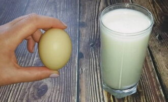 Dalam bekas lain, gabungkan produk tenusu (kefir, krim masam atau yogurt) dengan telur dan minyak sayuran. 