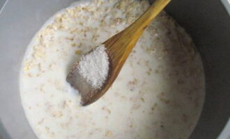 Add salt and sugar to the porridge, stir.