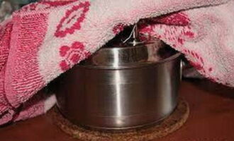 Then cover the pan with a lid, turn off the stove and let the porridge brew for 5-7 minutes.