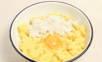 Mash the boiled potatoes, add an egg and three tablespoons of flour. Mix well.