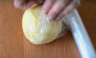 Roll the dough into a log, wrap it in cling film and place it in the refrigerator for 30 minutes.