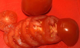 Cut the tomatoes into thin slices.