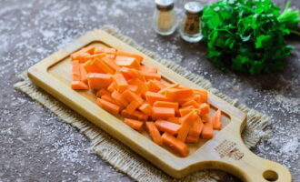 Cut the carrots into small pieces. In a frying pan with a little oil, fry the onions and carrots for 3-4 minutes.