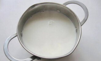 When the pasta is ready, add vanilla sugar, pour in milk and bring the soup to a boil. 