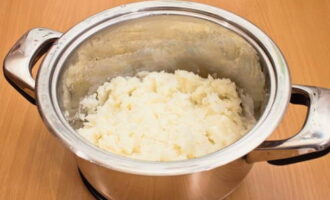 Afterwards, carefully drain the water and mash the boiled vegetable into a puree.