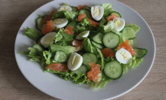 First hard-boil the quail eggs, peel them and cut them in half. Place the egg halves on the salad.