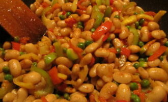 Then place the beans in the pan, salt and pepper the ingredients to taste, and stir.