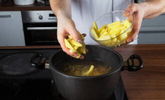 Boil the meat broth in advance and immerse potatoes and fried vegetables in it. Cook for 10 minutes.