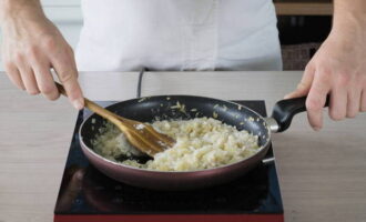 Chop the onion and simmer it in vegetable oil. In the process, sprinkle with flour and stir.