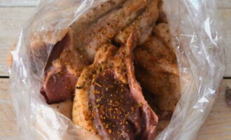 Coloque os pedaços de ganso em uma manga e regue com a marinada. Prenda as pontas da manga e sacuda o conteúdo para que a marinada fique bem distribuída pela carne. Deixe o ganso marinar por 4 a 24 horas, sacudindo a carne periodicamente.