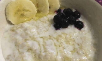 Add berries, banana, nuts and honey to the porridge to taste. A delicious start to your day is guaranteed.