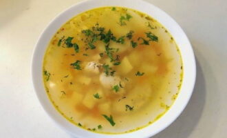 Lascia riposare la zuppa calda per qualche minuto e puoi servire il piatto a pranzo.