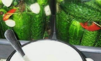 We place the largest of the cucumbers vertically in the jars, sprinkling them with herbs and spices on top. After this, add smaller cucumbers and repeat the procedure until the jar is full. For brine, dissolve 2 tablespoons of salt per 1 liter of liquid.