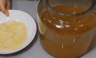 During this time, the sediment in the jar will sink to the bottom and a foam, the so-called vinegar mother, should form on the surface of the vinegar. It needs to be removed. If a film has not formed, it means that the vinegar preparation process has gone wrong and everything must be started all over again.