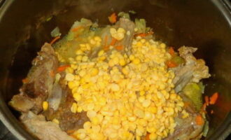 Then pour the soaked and washed peas into the bowl.