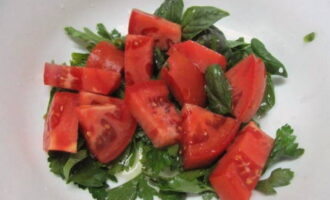 Wash the tomatoes, cut into large pieces of any shape and add to the greens.