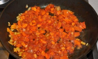 After this, cut the tomato into cubes and place it in a frying pan, fry the vegetables for 2-3 minutes, stirring constantly. Next, add the tomato paste, wait until the frying boils and add the stew. Over medium heat, continue cooking for 3 minutes, then add sugar.