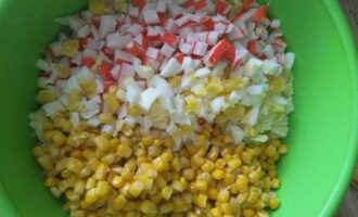 Place the chopped ingredients in a bowl and add the canned corn.