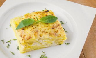 Bake the gratin in the oven at 190 degrees for 15 minutes. Next, sprinkle the dish with grated cheese and bake for another 5 minutes. Before serving, decorate the dish with fresh herbs.