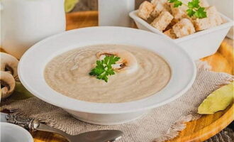 Bring the pureed soup back to a boil and remove it from the heat. Pour the hot champignon puree soup into bowls, garnish with fresh herbs and champignon slices.